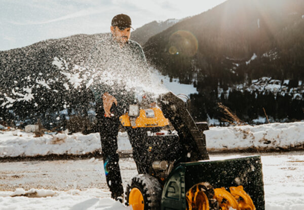 mann mit Schneefräse Hausbetreuung im Winterdienst